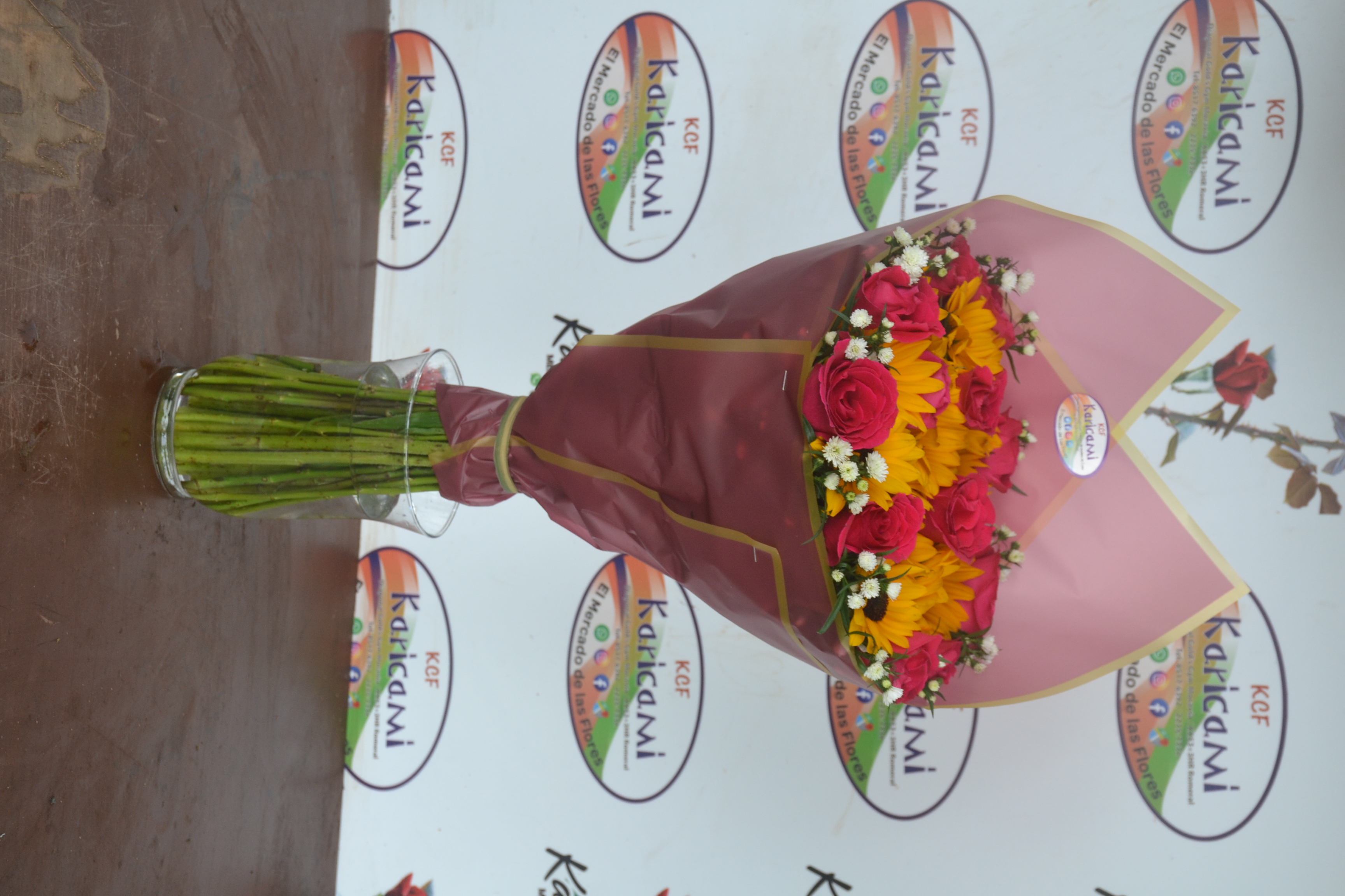 Arreglo Mixto Rosa Girasol - Arreglo floral disponible en Karicami