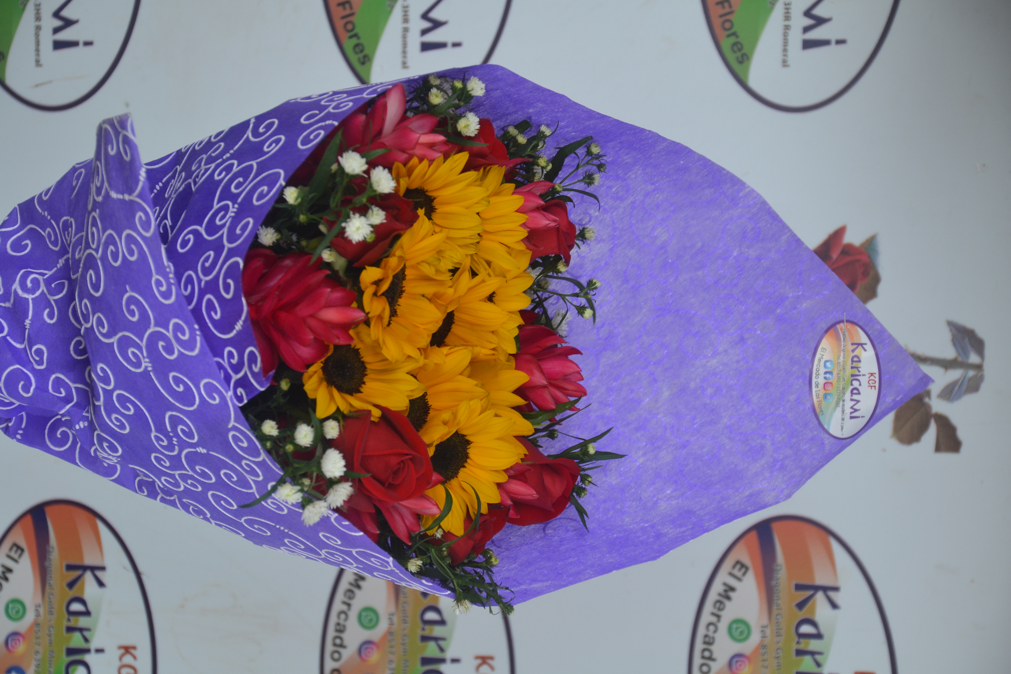 Arreglo Ramo de Girasoles - Arreglo floral disponible en Karicami