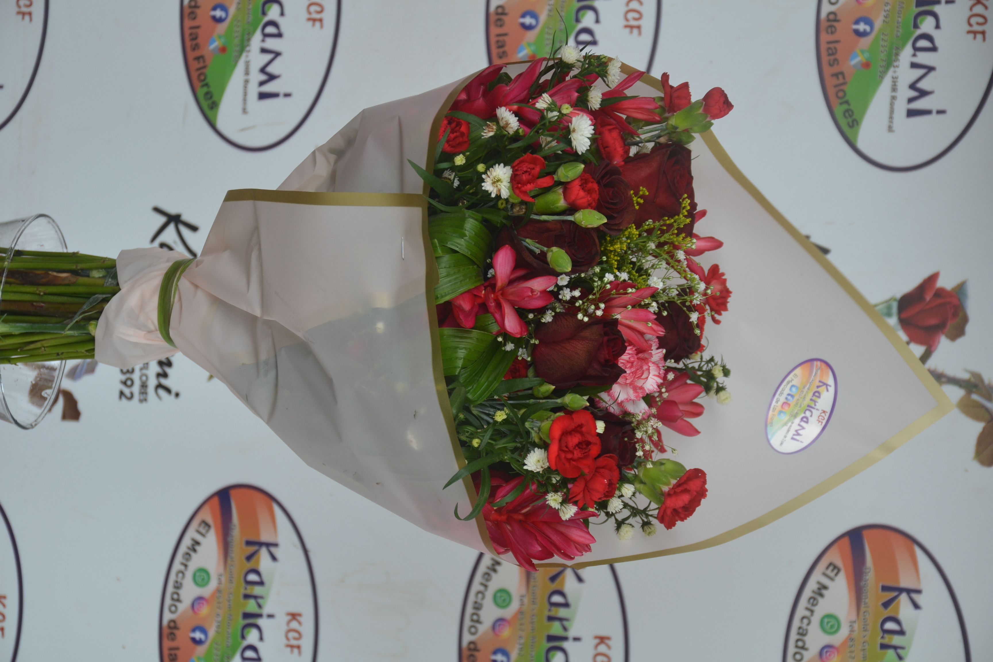 Arreglo de Rosas Rojas con Claveles - Arreglo floral disponible en Karicami