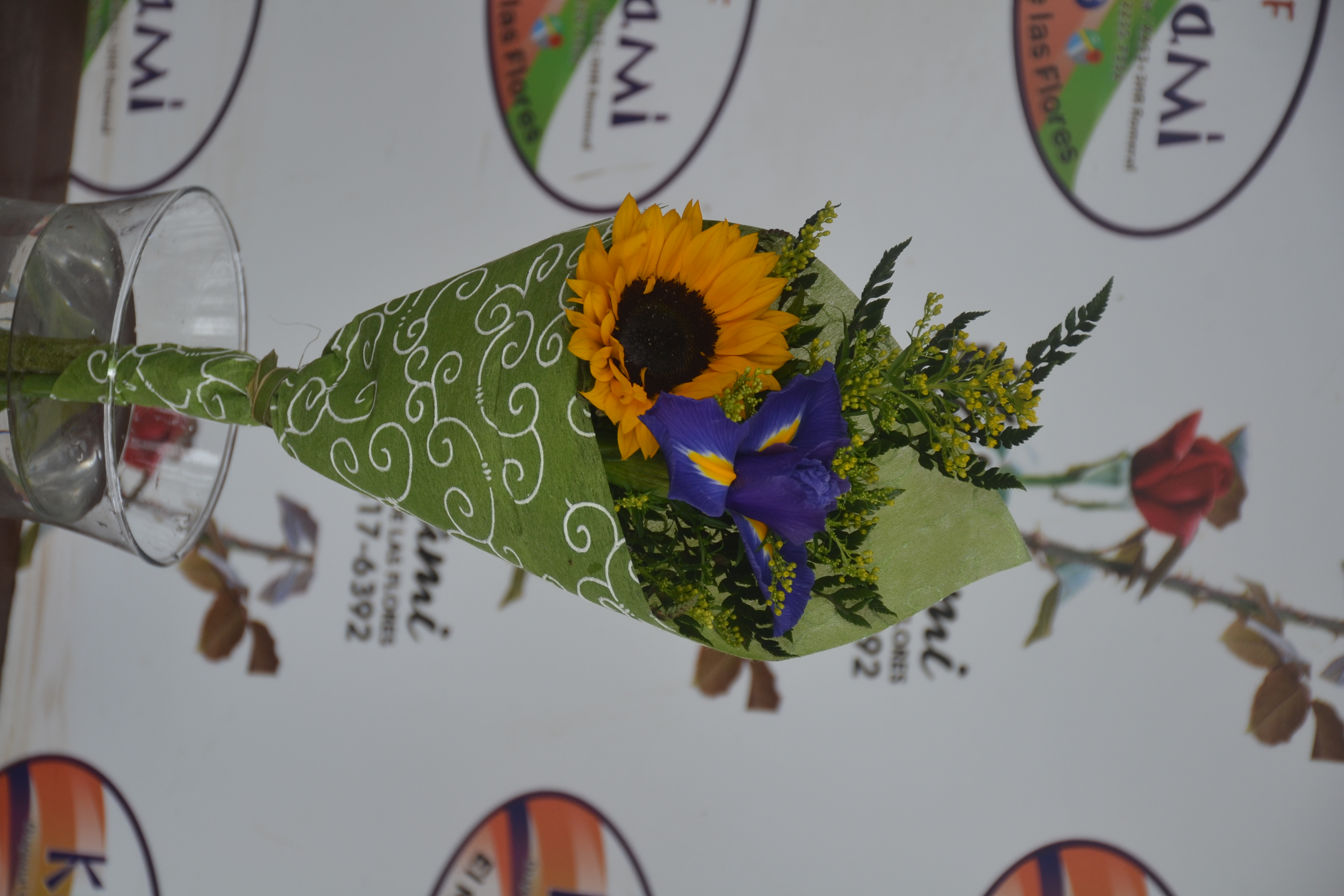 Arreglo Girasol con iris - Arreglo floral disponible en Karicami