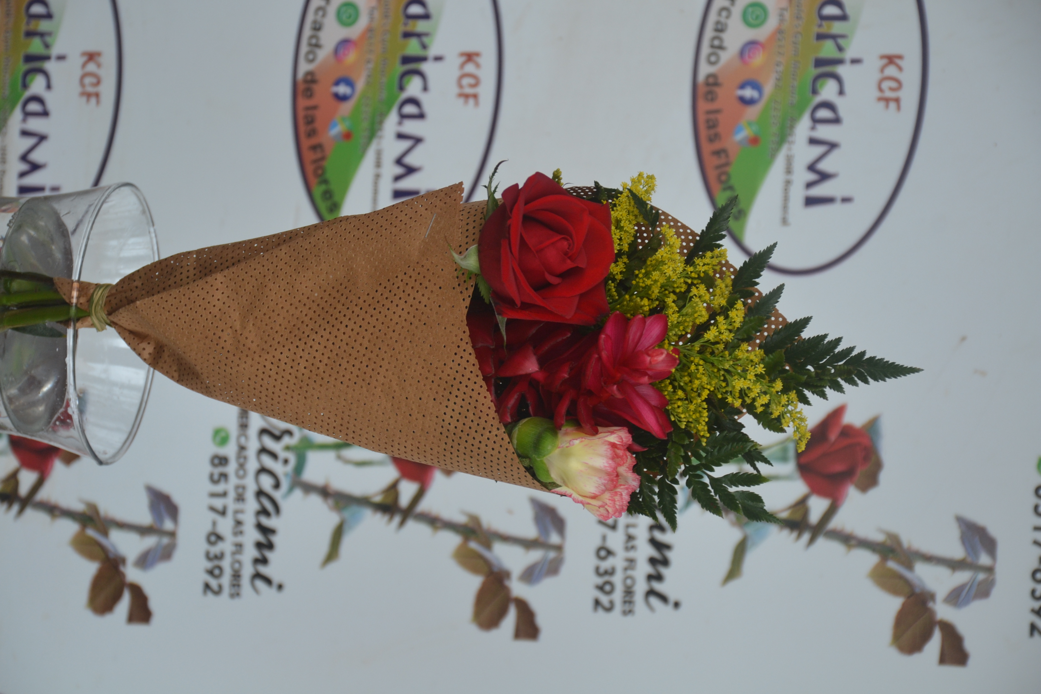 Compuesto de Rosa y Clavel - Arreglo floral disponible en Karicami