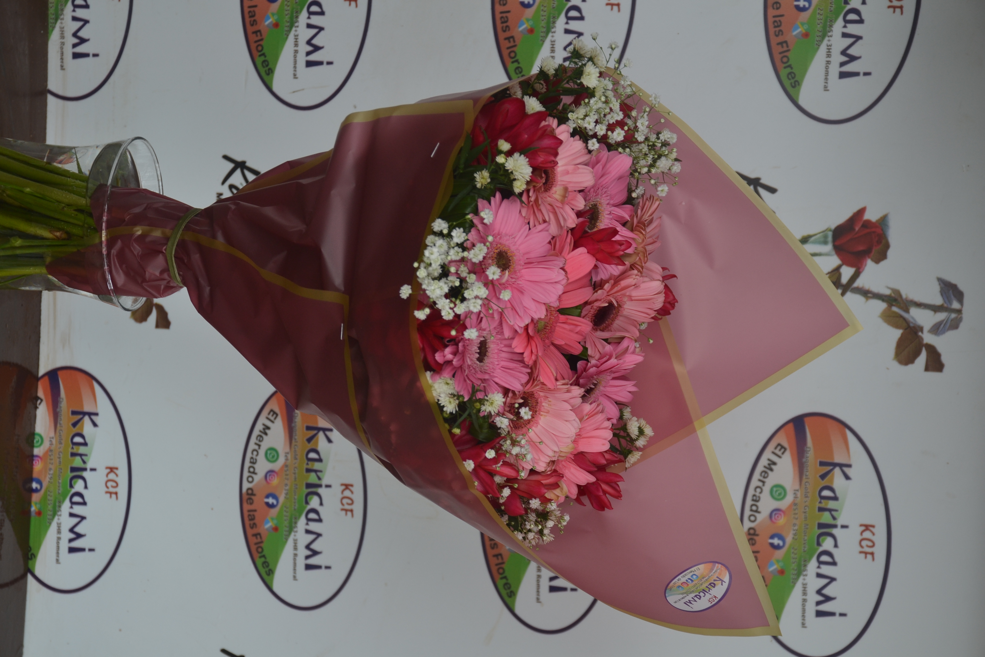 Ramo de Gerberas Arregladas - Arreglo floral disponible en Karicami