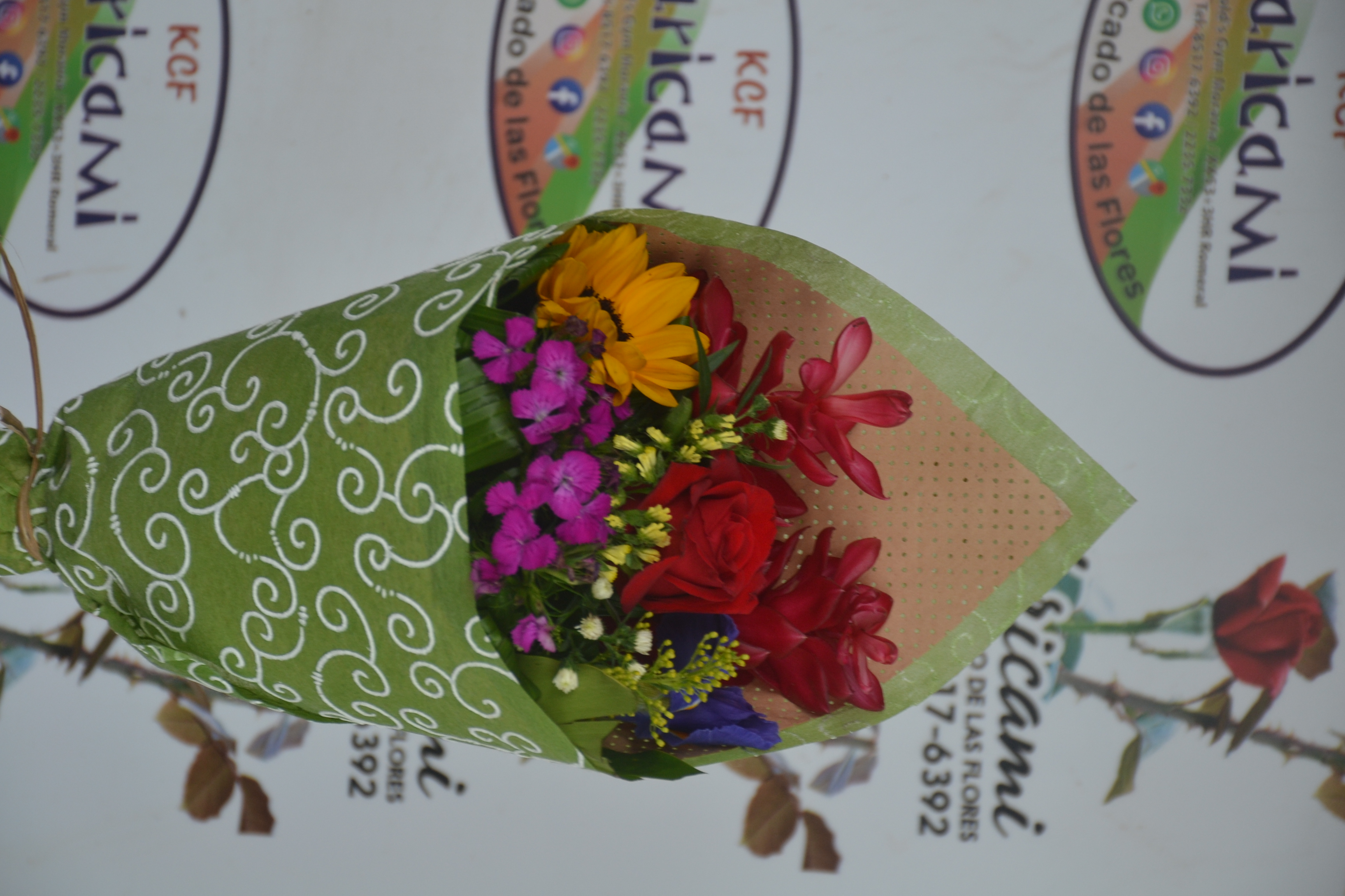 Ramo primaveral - Arreglo floral disponible en Karicami
