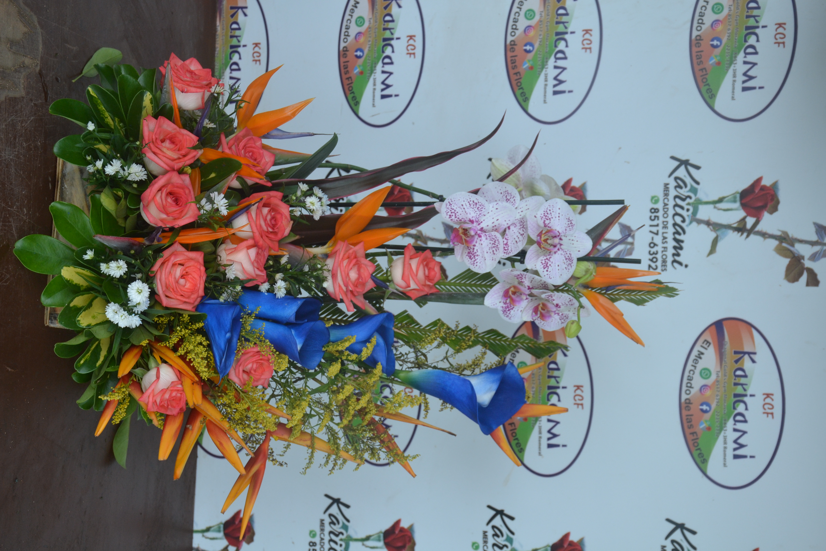 Arreglo Frontal Tropical - Arreglo floral disponible en Karicami
