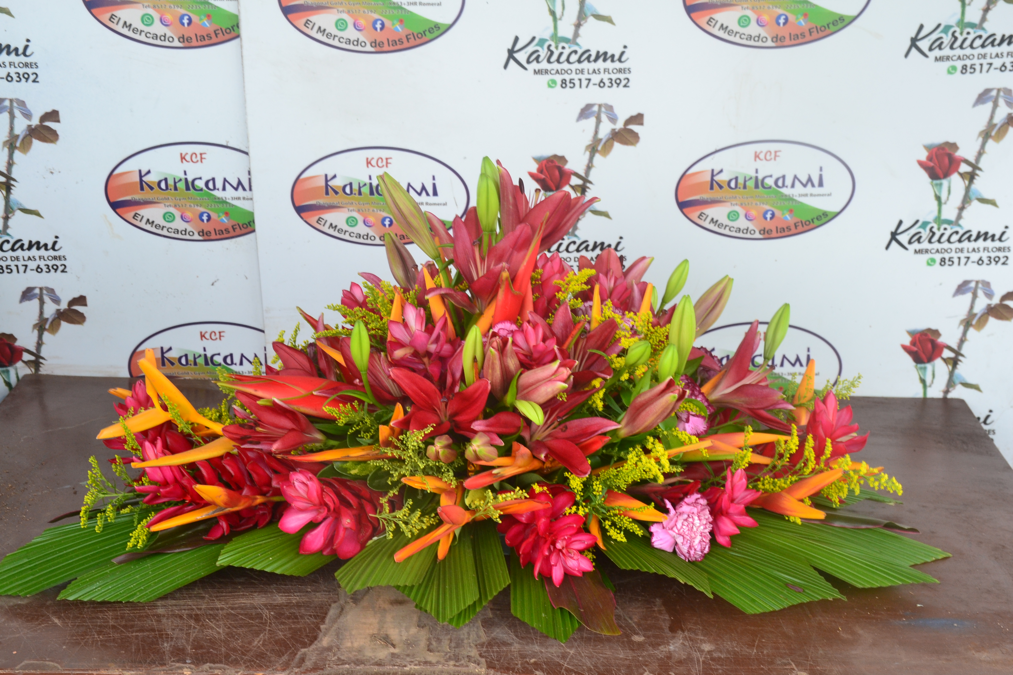 Arreglo Tropical de Todo Uso - Arreglo floral disponible en Karicami