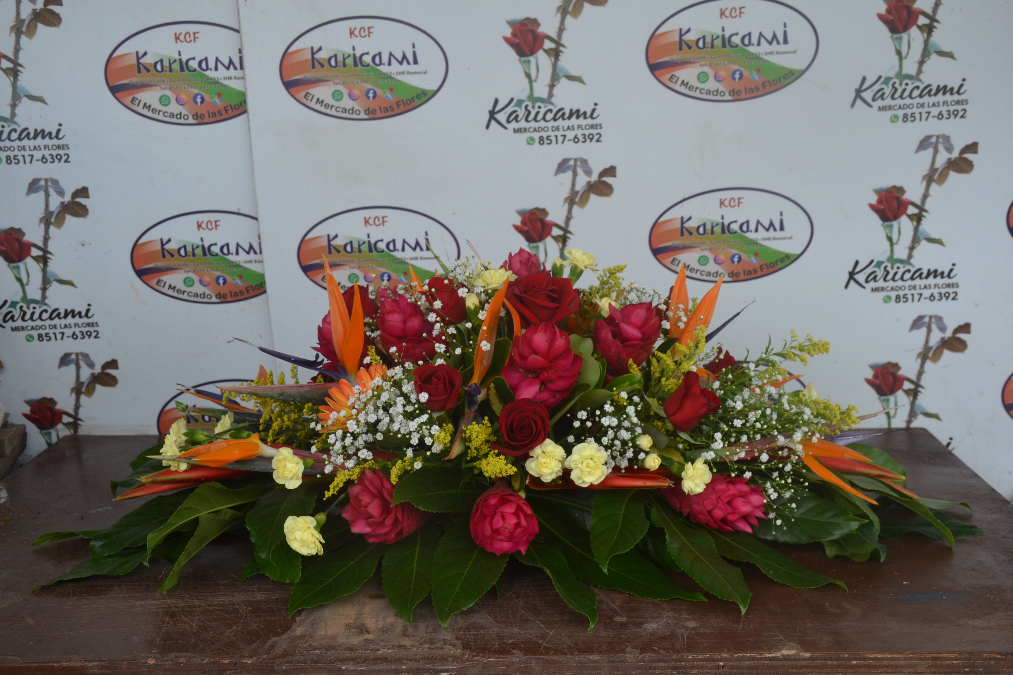 Arreglo Tropical de Todo Uso - Arreglo floral disponible en Karicami