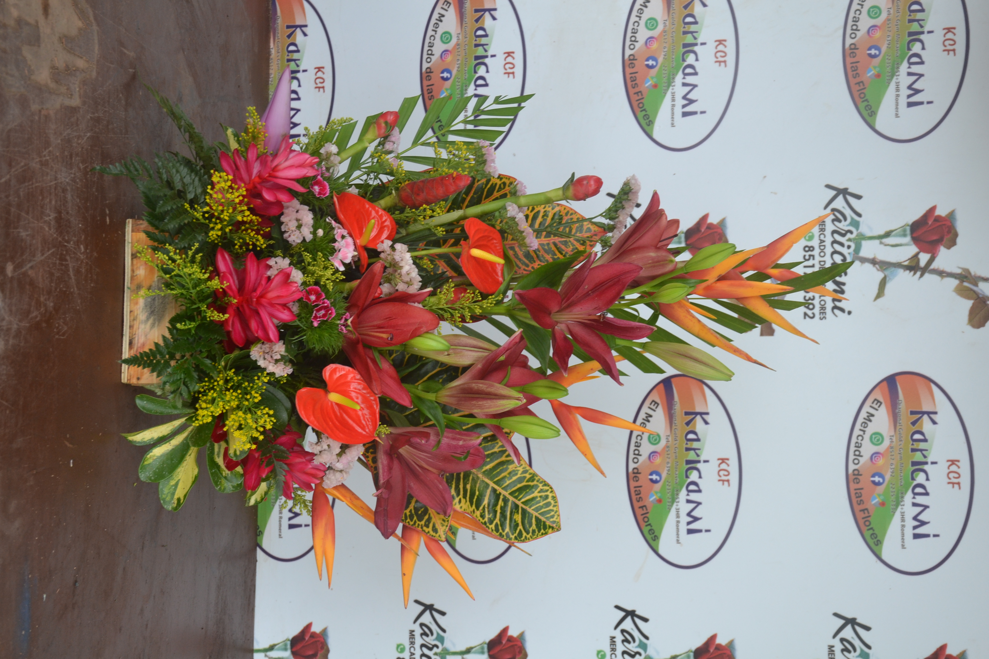 Frontal Tropical - Arreglo floral disponible en Karicami